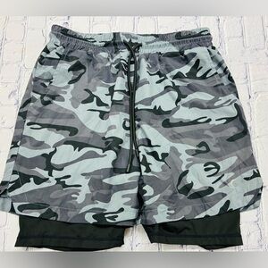 ZYIA men’s size medium  camo shorts with liner